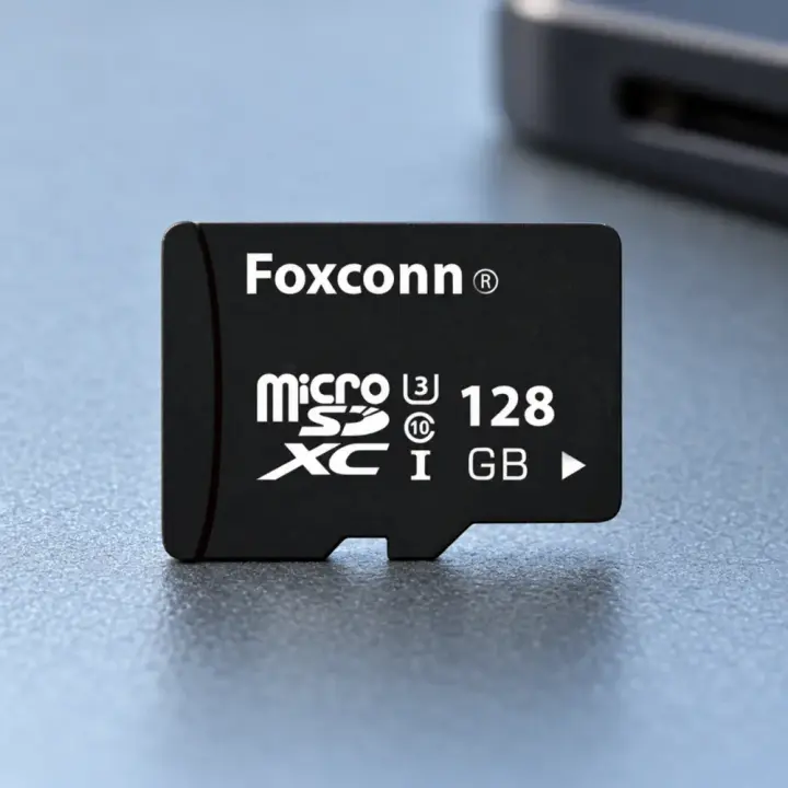 Карта microSDXC на робочому столі поруч із ноутбуком