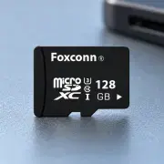 Карта microSDXC на робочому столі поруч із ноутбуком