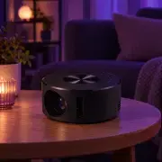 Мініпроєктор YZ200 на столі у затемненій кімнаті
