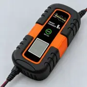 Цілий Smart Charger під кутом на світло-сірому тлі, екран без підсвічування
