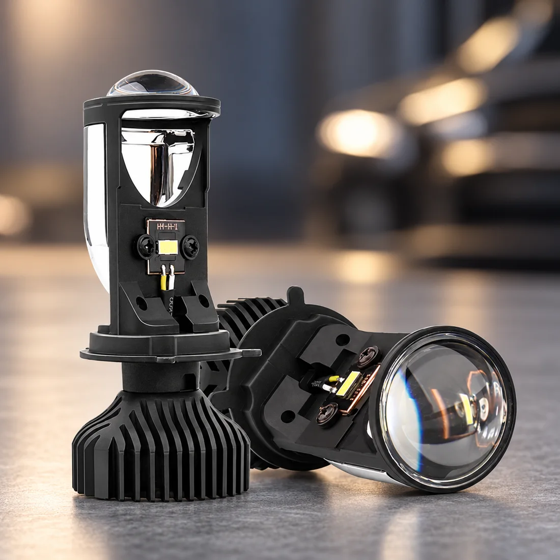 Комплект світлодіодних LED-ламп H4 із лінзою, 2 шт. — товар у студійній композиції