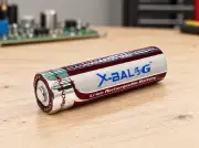 Акумулятор X-BALOG 18650 на робочому столі