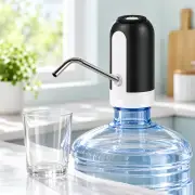 Електрична помпа на бутлі з водою на світлій кухні